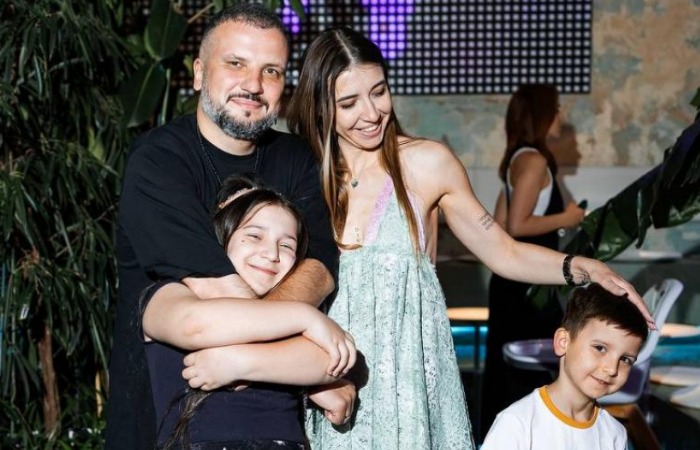 Дмитрий Позов с семьей.