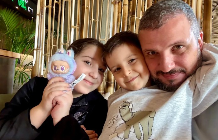 Дмитрий Позов с детьми.