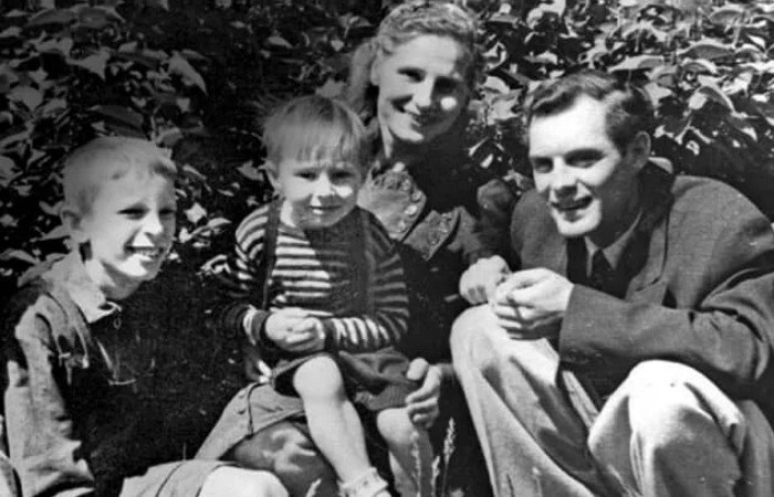 Геннадий Нилов с тетей, дядей и двоюродным братом.