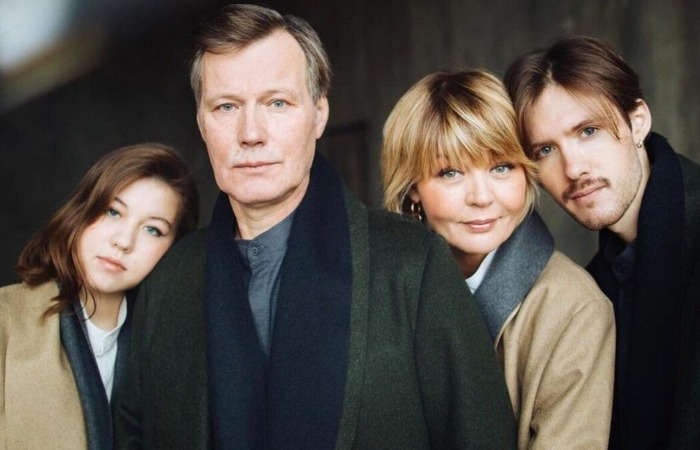 Юлия Меньшова с семьей.