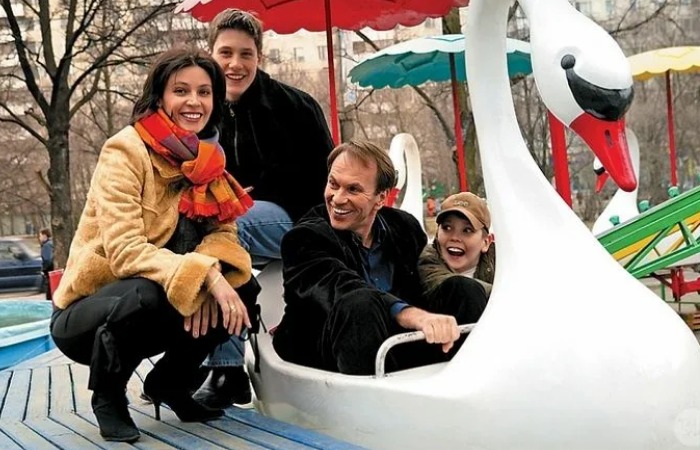 Алексей Гуськов с женой и детьми.