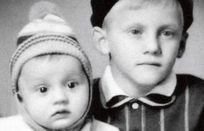 Стас Михайлов в детстве с братом. Стас Михайлов в детстве с братом.