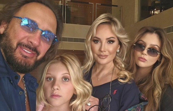 Стас Михайлов с женой и младшими дочками. Стас Михайлов с женой и младшими дочками.