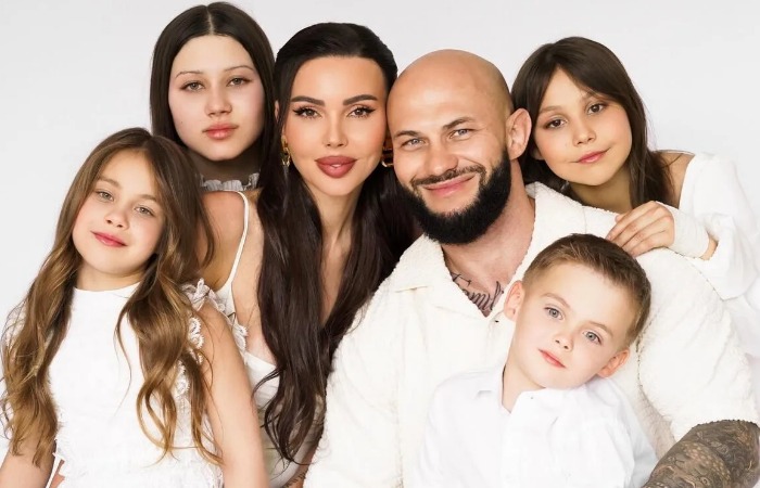 Оксана Самойлова и Джиган с детьми.