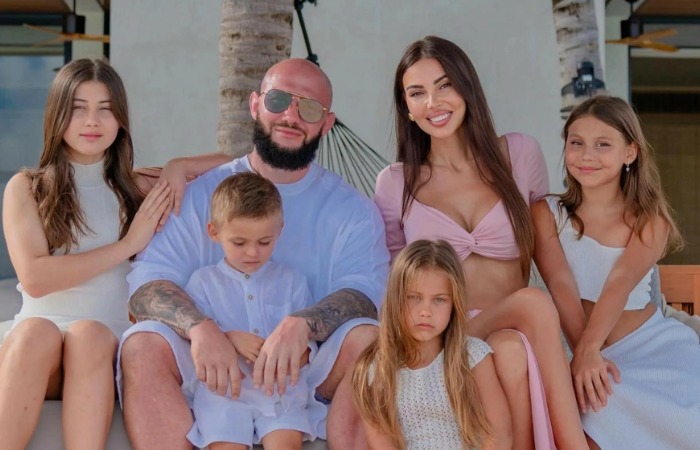 Джиган и Оксана Самойлова с детьми.