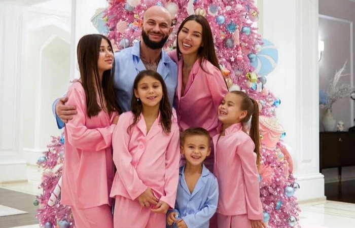 Джиган и Оксана Самойлова с детьми.