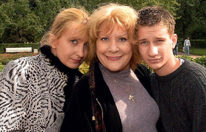 Елена Образцова с дочерью и внуком.