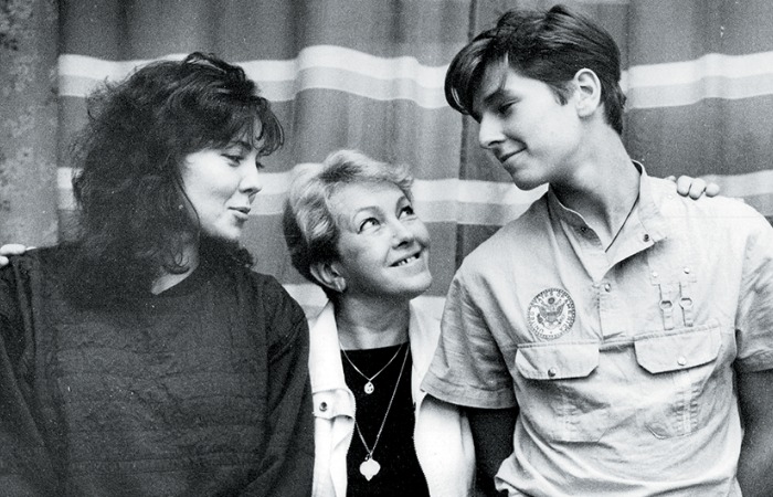 Ольга Волкова с детьми. Ольга Волкова с детьми.