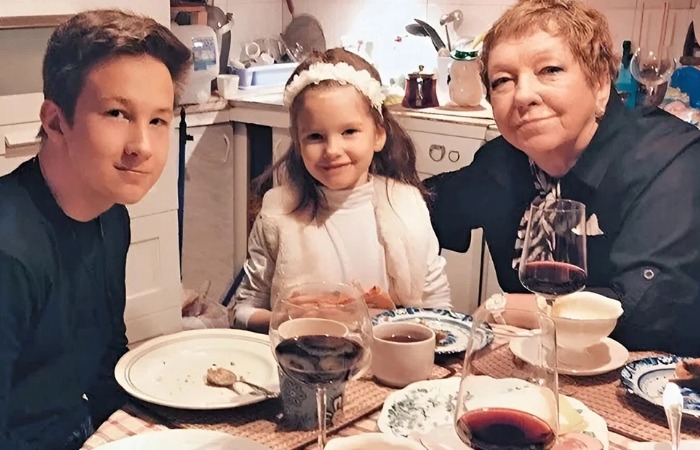 Ольга Волкова с внуками Егором и Сашей. Ольга Волкова с внуками Егором и Сашей.