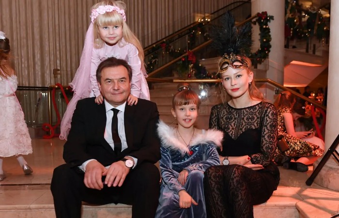 Алексей Учитель и Юлия Пересильд с дочками. Алексей Учитель и Юлия Пересильд с дочками.