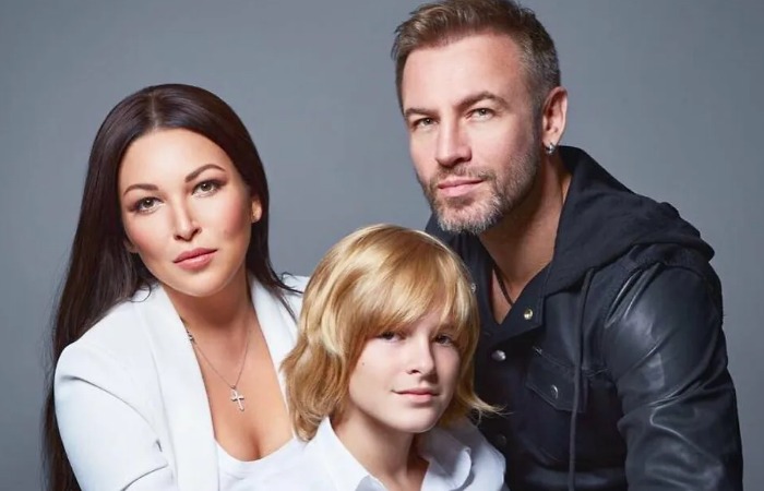 Артем Черницын с родителями.