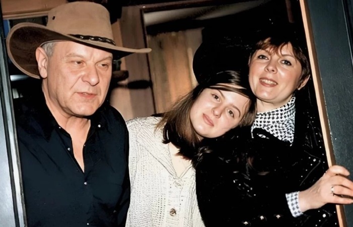 Клара Новикова с семьей. Клара Новикова с семьей.