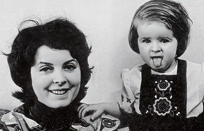 Клара Новикова с дочкой. Клара Новикова с дочкой.