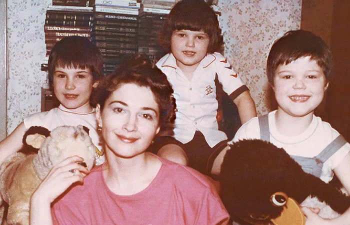 Братья Козловские с мамой.