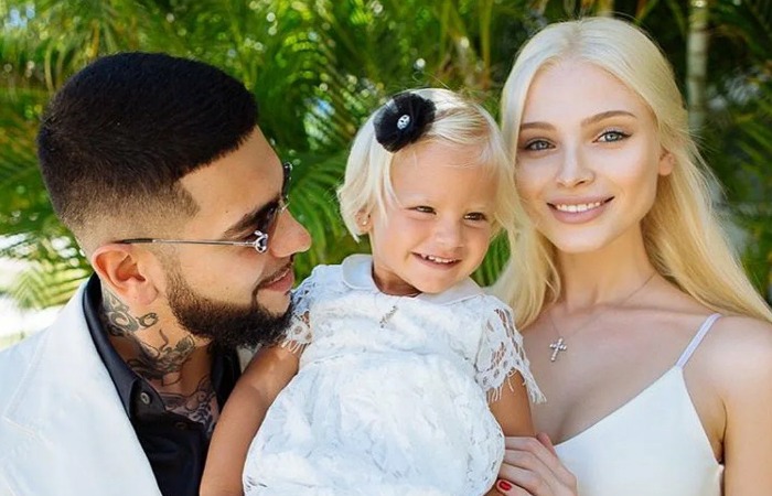 Алена Шишкова с Тимати и дочкой.