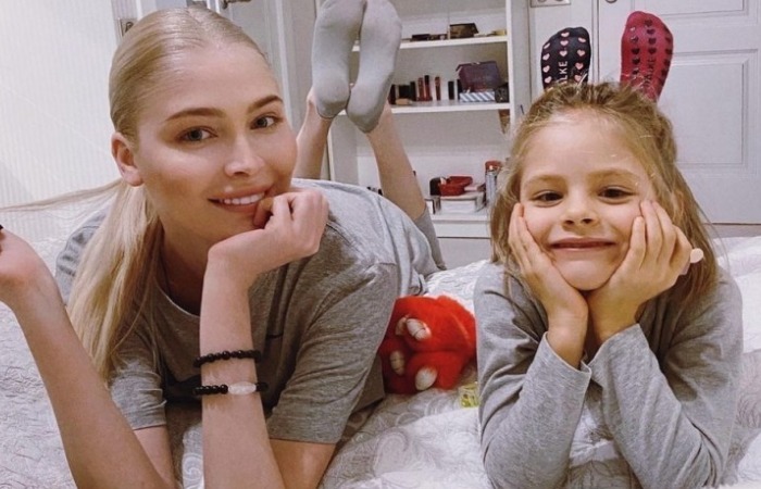 Алена Шишкова с дочкой.