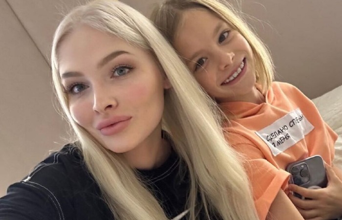 Алена Шишкова с дочкой.