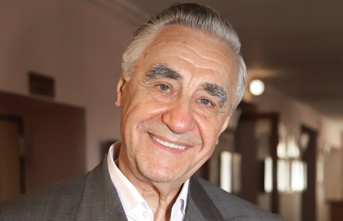 Дочке подарил квартиру в центре Москвы, а сына с внуками заблокировал: Как живет дедушка Юра из «Сватов» Анатолий Васильев