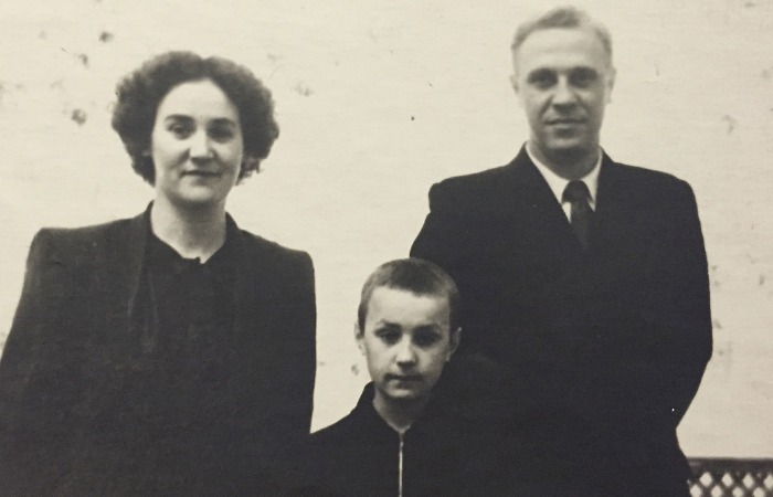 Анатолий Васильев с родителями. Анатолий Васильев с родителями.