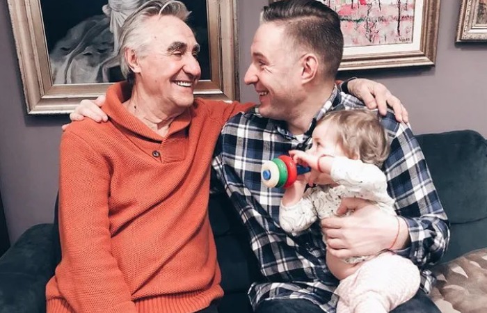 Анатолий Васильев с сыном и внучкой. Анатолий Васильев с сыном и внучкой.