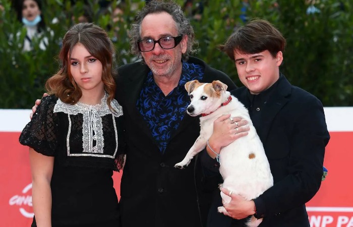 Тим Бертон с детьми. Тим Бертон с детьми.