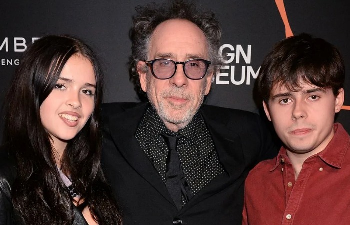 Тим Бертон с детьми. Тим Бертон с детьми.