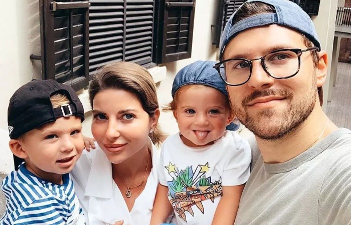 Галина Юдашкина с семьей. Галина Юдашкина с семьей.