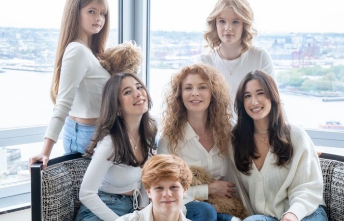 Амалия Мордвинова с детьми. Амалия Мордвинова с детьми.