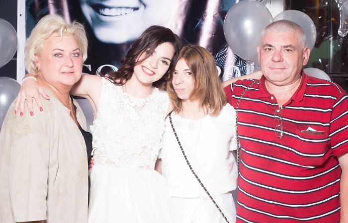 Аделина Сотникова с семьей. Аделина Сотникова с семьей.