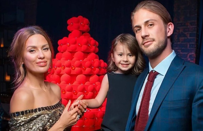 Виктория Боня и Алекс Смерфит с дочкой.