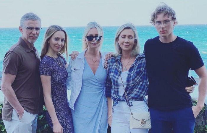 Игорь Ларионов с семьей. Игорь Ларионов с семьей.