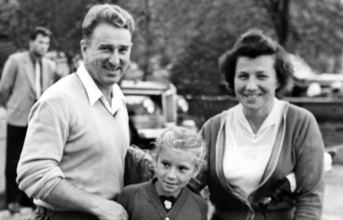 Анатолий Тарасов с женой и младшей дочерью.