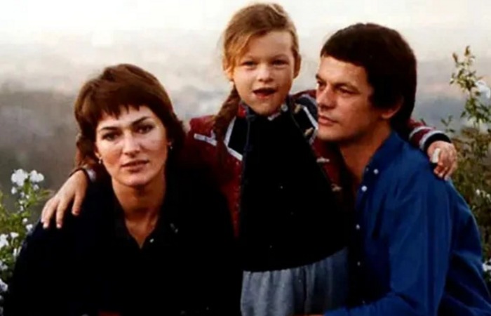 Милла Йовович в детстве с родителями.