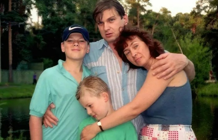 Кирилл и Макар Запорожские в детстве с родителями. Кирилл и Макар Запорожские в детстве с родителями.