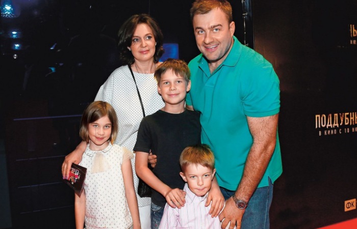 Михаил Пореченков с женой и детьми. Михаил Пореченков с женой и детьми.