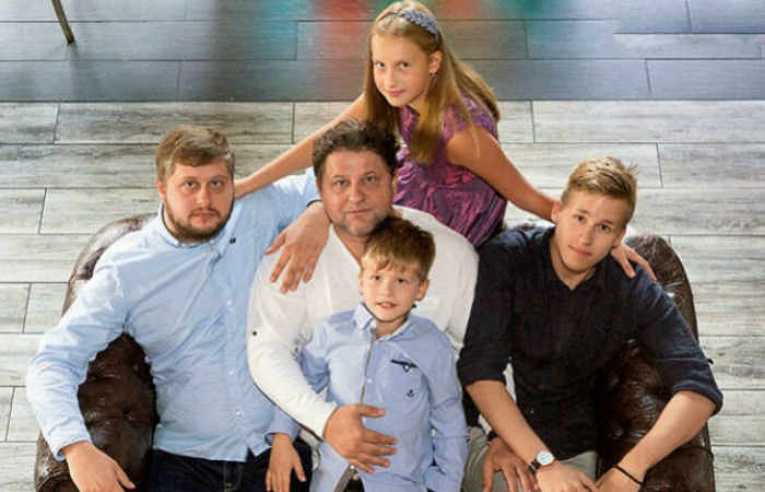 Александр Самойленко с сыновьями и внучкой.