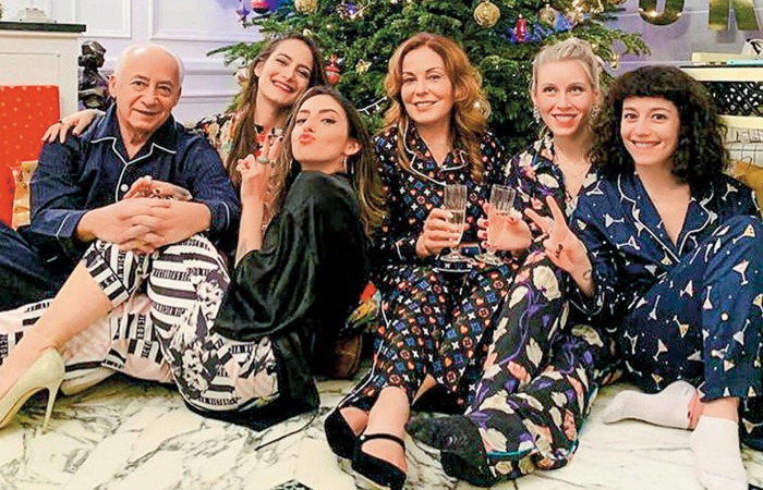 Владимир и Сати Спиваковы с дочерьми.