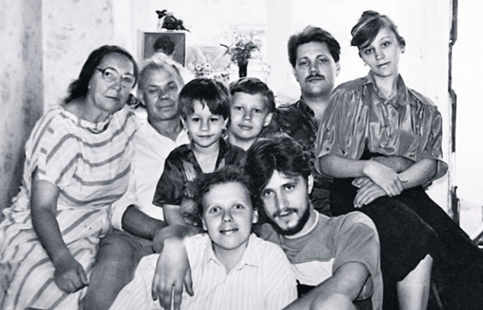 Виктор Логинов с Натальей и семьей.