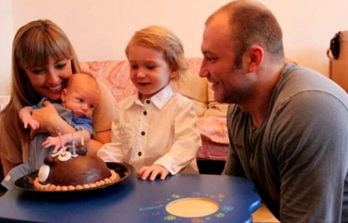 Евгения Ахременко и Константин Соловьёв с детьми.