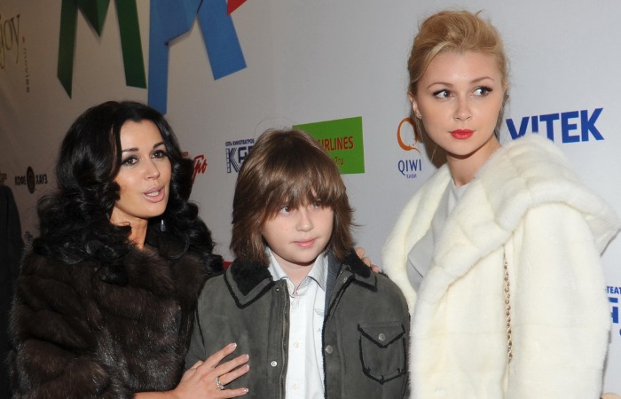 Анна Заворотнюк с мамой и братом. Анна Заворотнюк с мамой и братом.