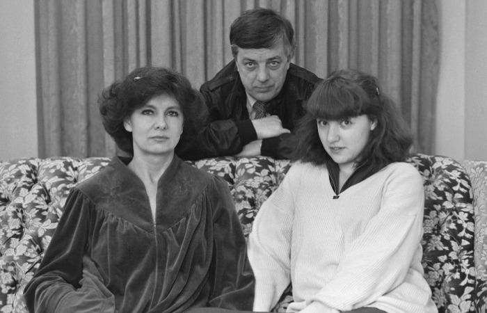 Раймонд Паулс с женой и дочкой.