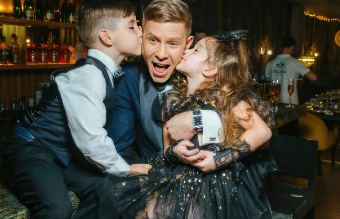 Митя Фомин с крестниками. Митя Фомин с крестниками.