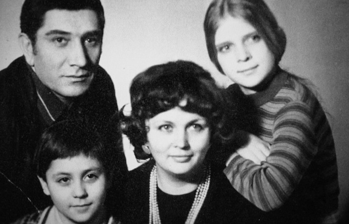 Степан Джигарханян в детстве с семьей. Степан Джигарханян в детстве с семьей.