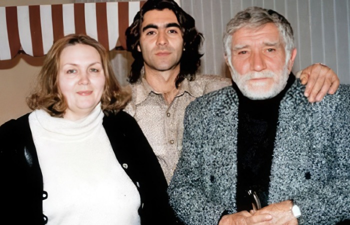 Степан Джигарханян в молодости с родителями. Степан Джигарханян в молодости с родителями.