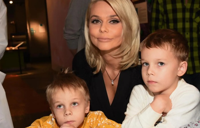 Ксения Новикова с сыновьями./Фото: thevoicemag.ru