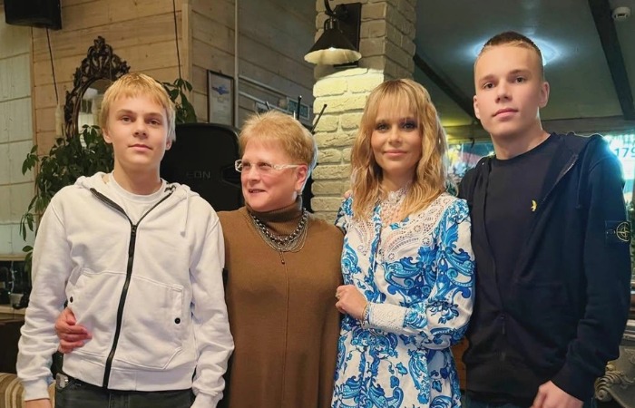 Ксения Новикова с мамой и сыновьями./Фото: woman.ru