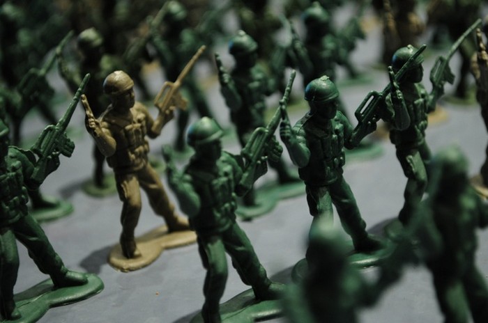 Инсталляция 10000 Toy Soldiers Installation от Фрэнсиса Холленкэмпа (Francis Hollenkamp)