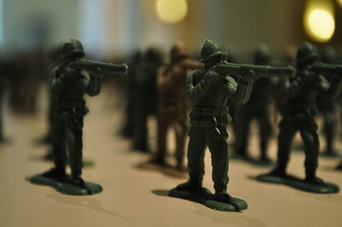 Инсталляция 10000 Toy Soldiers Installation от Фрэнсиса Холленкэмпа (Francis Hollenkamp)