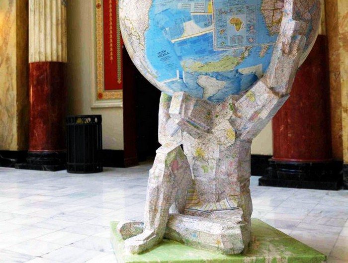 Atlas Recycled – скульптура из переработанных материалов от Тома Цутия (Tom Tsuchiya)
