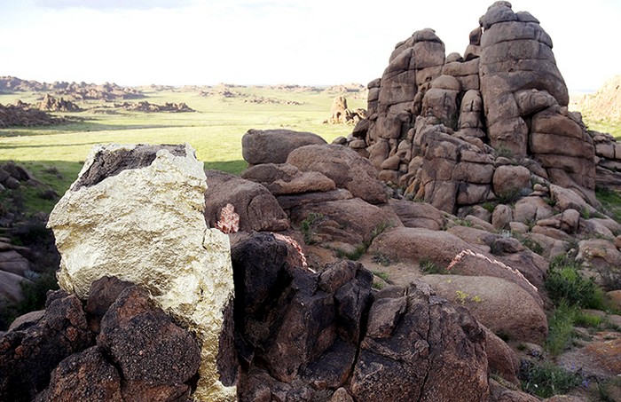 Сусальное золото пустыни Гоби от коллектива Eco-Baroque